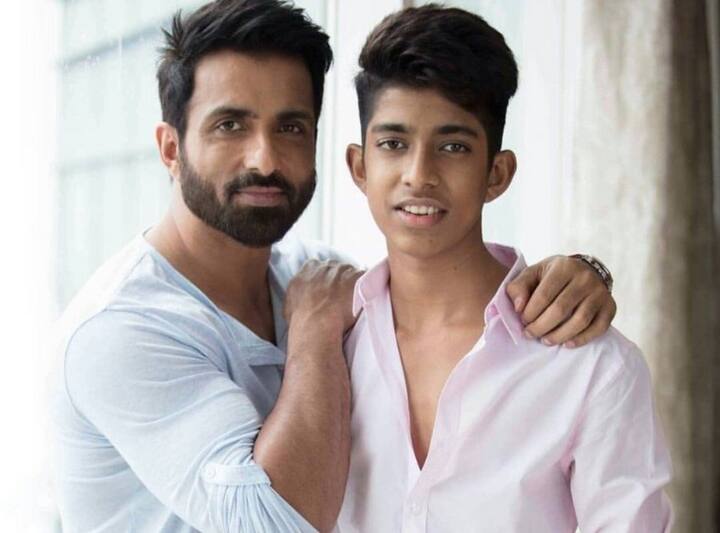ईशान सूद : बॉलीवुड स्टार सोनू सूद जिन्हें लोग आज किसी मसीहा के तौर पर जानते हैं, उनके बड़े बेटे हैं ईशान सूद. आपको बता दें कि ईशान स्टार किड ज़रूर हैं लेकिन वो भी ग्लैमर की दुनिया से खुद को दूर की रखना पसंद करते हैं. हालांकि, ईशान सोशल मीडिया पर एक्टिव रहते हैं और आप उनके फोटो वीडियो वहां चेक कर सकते हैं.