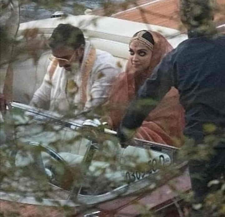 ये तस्वीरें कोंकणी रीति रिवाजों से हुई शादी के बाद की है जिसमें रणवीर साउथ इंडियन स्टाइल  में तो दीपिका भी बनारसी साड़ी पहने हुए साउथ इंडियन स्टाइल से तैयार हुईं नजर आ रही हैं. (फोटो - सोशल मीडिया)