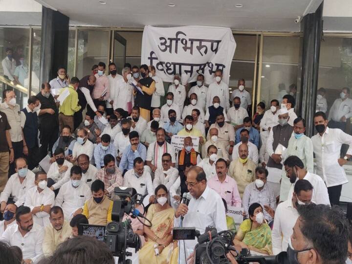 महाराष्ट्र: 12 विधायकों के निलंबन के खिलाफ बीजेपी का प्रदर्शन, विधानसभा की सीड़ियों पर बनाया 'शैडो सदन' 