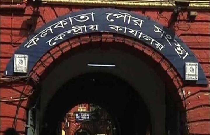 এর আগে ১ জুলাই জানানো হয়েছিল, ২ জুলাই থেকে ফের কলকাতা পুরসভার স্বাস্থ্যকেন্দ্রগুলিতে টিকাকরণ হবে। কলকাতা পুরসভার তরফে জানানো হয়েছিল এ দিন থেকে পুরসভার স্বাস্থ্যকেন্দ্রগুলিতে মিলবে দু'টি ডোজই। সেই মতোই শুরু হয় কর্মসূচি। তবে এখনও পর্যাপ্ত টিকার জোগান না থাকায় ব্যাহত হয়েছে টিকাকরণ কর্মসূচি। তবে গ্রহিতাদের দ্বিতীয় ডোজের সময় যাতে না পেরিয়ে যায় তাই এই সিদ্ধান্ত পুরসভার।