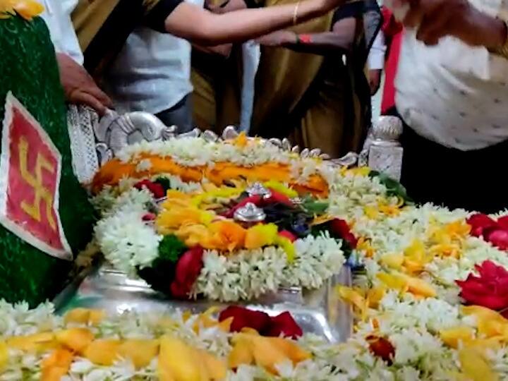 कोरोनाच्या पार्श्वभूमीवर मागील वर्षीप्रमाणे यंदाही मोजक्याच लोकांच्यात प्रस्थान करण्यात आले.