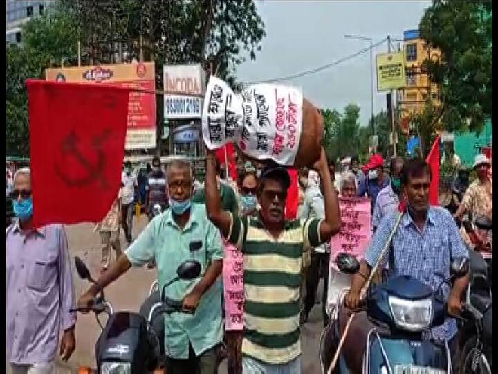 গতকাল বোলপুরে আবার বিক্ষোভ দেখায় বামেরা। মাথায় খালি সিলিন্ডার বয়ে, বাইক নিয়ে হাঁটতে হাঁটতে প্রতিবাদ মিছিল করেন বাম কর্মী-সমর্থকরা।