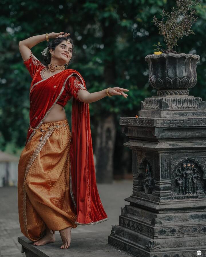 भाग्यश्री नऊवारी साडीतील फोटोज चाहत्यांसाठी सोशल मीडियावर शेअर केले.(photo courtesy : @bhagyashreemote instagram)