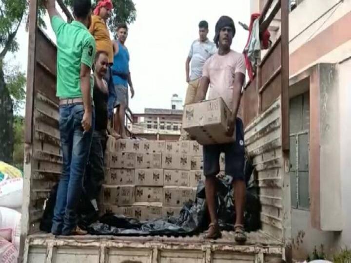 बिहार: खाद्य सामग्री के बीच छिपा कर ले जाई जा रही थी लाखों की शराब, पुलिस ने किया जब्त, दो गिरफ्तार