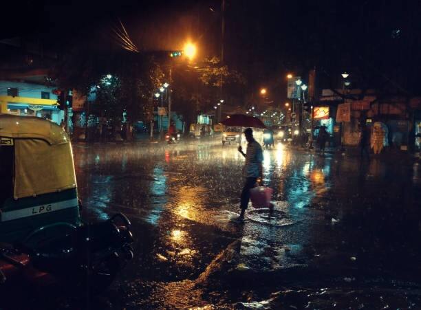 দক্ষিণবঙ্গের আকাশ আংশিক মেঘলা। বিক্ষিপ্তভাবে বজ্রবিদ্যুৎ সহ হালকা বৃষ্টি হতে পারে। বৃষ্টি না হলে জলীয়বাষ্প বেশি থাকার কারণে আর্দ্রতাজনিত অস্বস্তি বাড়বে।