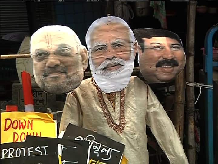 রাজ্যের ২৩টির মধ্যে ১৯টি জেলায় সেঞ্চুরি পার করেছে পেট্রোলের দাম। প্রতিবাদে জেলায় জেলায় বিক্ষোভ কর্মসূচি। দক্ষিণ কলকাতা জেলা কংগ্রেসের তরফে পেট্রোপণ্যের প্রতিবাদে যদুবাবুর বাজারে অভিনব বিক্ষোভ। ঘোড়া ও রিকশ নিয়ে প্রতিবাদে সামিল হন কংগ্রেস কর্মী, সমর্থকরা।