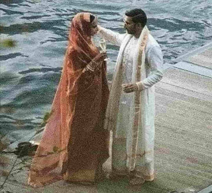 एक तस्वीर में दोनों झील के किनारे खड़े होकर एक दूसरे से बात करते दिखाई दे रहे हैं. दोनों की शादी को ढाई साल हो चुके हैं. नवंबर, 2018 में दोनों ने इस बंधन में बंधे थे. और ढाई सालों बाद इनकी शादी की ये तस्वीरें सामने आई हैं.  (फोटो - सोशल मीडिया)