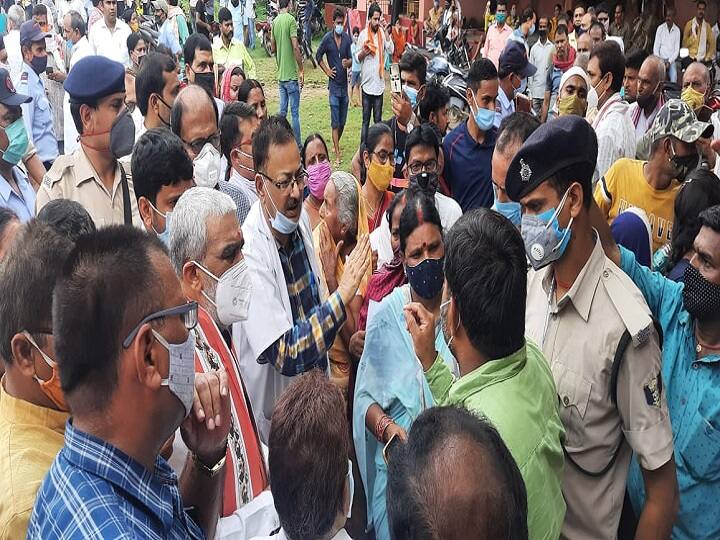 Anger of the people erupted in front of the Ashwini choubey who came to inspect the hospital in Arrah ann अस्पताल का निरीक्षण करने पहुंचे मंत्री के सामने फूटा लोगों का गुस्सा, कहा- घंटों धूप में खड़े रहने पर मिलता है टीका