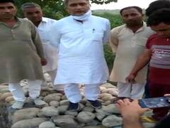 सिंचाईं विभाग की लापरवाही से गांव पर बाढ़ का खतरा, मानक ताक पर रख बनाये गये तटबंध