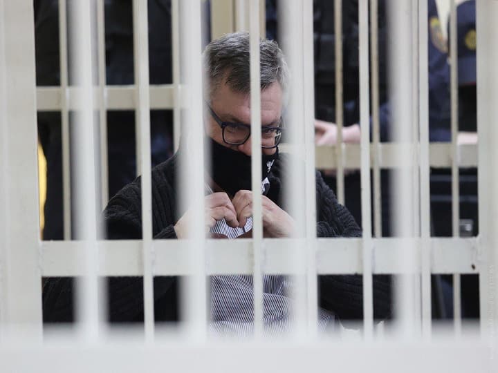 बेलारूस के राष्ट्रपति के खिलाफ चुनाव लड़ने की कोशिश करने वाले विक्टर बाबारीको को 14 साल की सज़ा