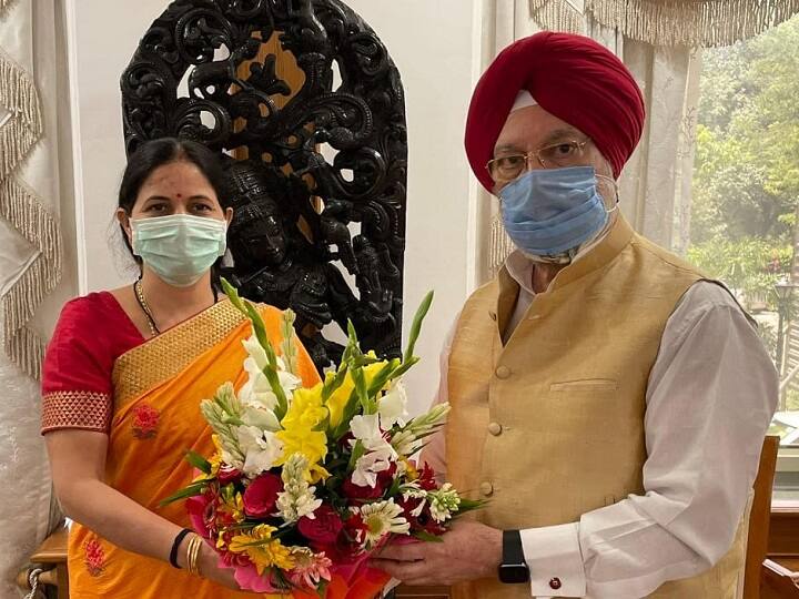 Uttarakhand Rishikesh Mayor anita mamgai meets Union Minister Hardeep Singh Puri ann ऋषिकेश की मेयर ने स्मार्ट सिटी बनाने की मांग को लेकर केंद्रीय मंत्री से की मुलाकात, जानें- क्या हुई बात 