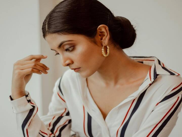ஒரு பாடல் வரைந்தாளே இன்றெந்தன் வீட்டின் கண்ணாடி பார்த்துப் பிறந்தநாள் வாழ்த்துச் சொன்னேனே