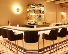 বলিউডের এই তারকাদের রয়েছে ঝাঁ চকচকে রেস্তোরাঁও