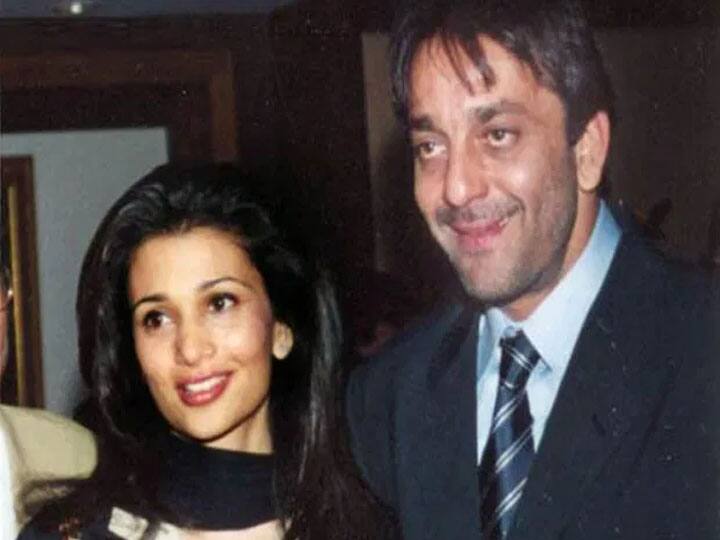 बॉलीवुड में बाबा के नाम से मशहूर संजय दत्त कई सालों से चर्चा में हैं. उन्होंने साल 1998 में रिया पिल्लई से शादी की थी और साल 2008 में उनका तलाक हो गया था. कहा जाता है कि तलाक के बाद संजय दत्त को मोटी रकम रिया को दोनी पड़ी थी.