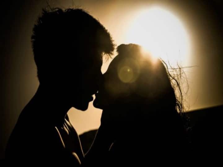 Hyderabad Boy kisses girl like cinematic style in lift in Jublee Hills Hyderabad Boy Kiss: 8 ఏళ్ల బాలికకి గట్టిగా ముద్దు పెట్టేసిన బాలుడు.. కారణం తెలిసి పోలీసుల దిమ్మతిరిగింది!