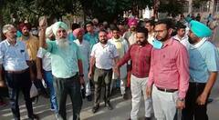 ਬਠਿੰਡਾ 'ਚ ਕਿਸਾਨਾਂ ਨੇ ਡੀਸੀ ਦਫਤਰ ਦੇ ਸਾਰੇ ਗੇਟਾਂ 'ਤੇ ਲਾਏ ਧਰਨੇ, ਵੇਖੋ ਤਸਵੀਰਾਂ