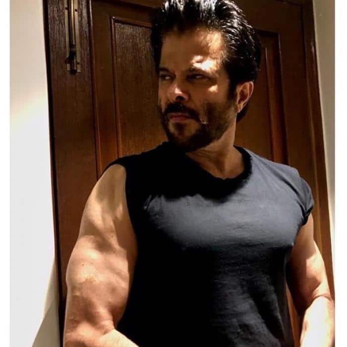अनिल कपूर अब उम्र का आधा पड़ाव पार कर चुके हैं लेकिन बॉलीवुड में उनकी एनर्जी और यंग दिखने के चर्चे हर वक्त सुनने को मिलते हैं. हर कोई ये जानकर हैरान होता है कि आखिर 64 साल की उम्र में भी अनिल खुद को इतना फिट कैसे रख पाते हैं. आपको बता दें कि इस उम्र में भी खुद को यंग और फिट रखने के लिए अनिल  हर दिन दो से तीन घंटे जिम में बिताते हैं. इसके साथ ही वो अपनी एक्सरसाइज में साइकिलिंग से लेकर जॉगिंग, मॉर्निंग वॉक और कार्डियो भी करते हैं.