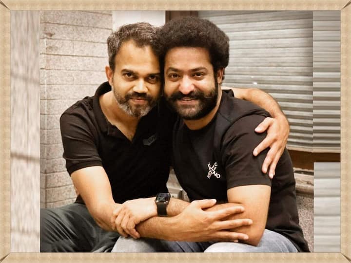 ప్రభాస్ తో 'సలార్' సినిమా పూర్తి చేసిన తరువాత ప్రశాంత్ నీల్ మరో హీరోని లాక్ చేశాడు. అతడు మరెవరో కాదు.. యంగ్ టైగర్ ఎన్టీఆర్. ఎలివేషన్స్ తో పిచ్చెక్కించే ప్రశాంత్ నీల్ మన యంగ్ టైగర్ తో ఎలాంటి స్టోరీ తీస్తారో మరి!