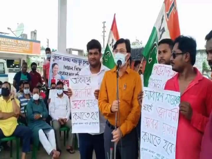 পেট্রোপণ্যের মূল্যবৃদ্ধির প্রতিবাদে পুরাতন মালদার মঙ্গলবাড়ি এলাকায় তৃণমূলের বিক্ষোভ। পেট্রোল পাম্পের সামনে অবস্থান বিক্ষোভ করেন তৃণমূল কর্মীরা।