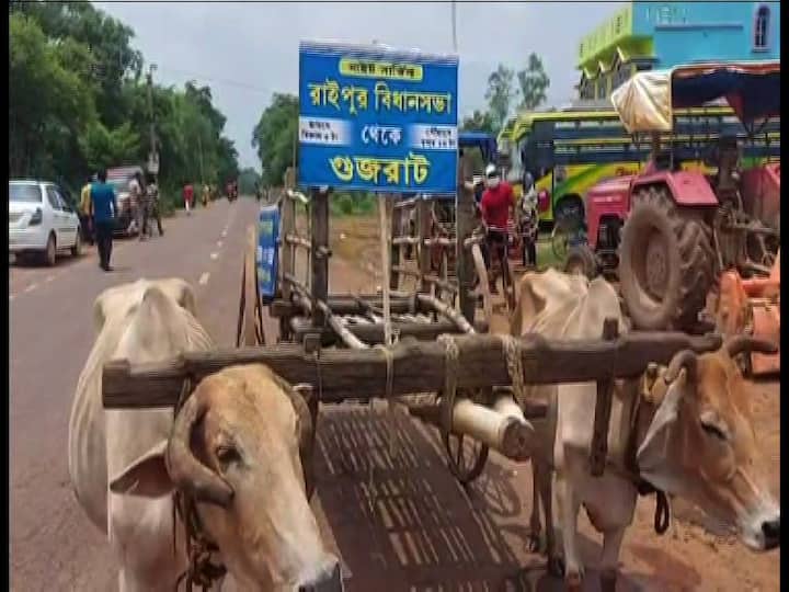 সোমবার পেট্রোপণ্যের মূল্যবৃদ্ধিতে বিক্ষোভ চলে বাঁকুড়ার রাইপুরেও। এখানে গরুর গাড়িতে চড়ে ৭-৮ কিলোমিটার মিছিল করে যুব তৃণমূল।
