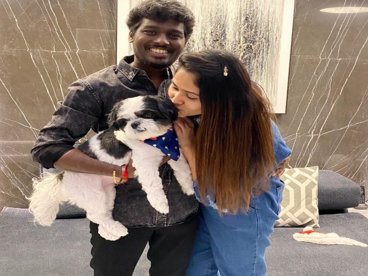 இந்த ஜோடி பெக்கி என்னும் செல்ல பிராணியை வளர்த்து வருகிறார்கள்