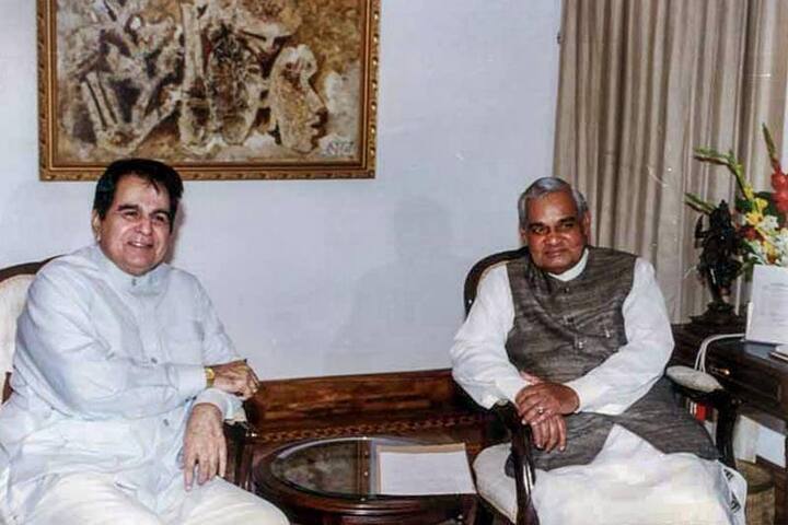 1999లో అప్పటి ప్రైమ్ మినిష్టర్ అటల్ బిహారీ వాజ్ బాయ్ ను ఢిల్లీలో కలిశారు దిలీప్ కుమార్. ఈ సందర్భంగా తీసిన ఫోటో..