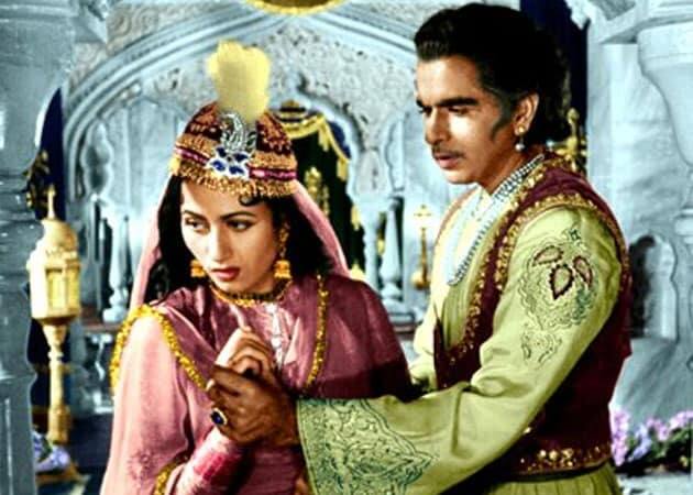 मुगल-ए-आजम (1960) मुगल बादशाह अकबर-सलीम के हिस्टोरिक ड्रामे पर बनी फिल्म ‘मुगल-ए-आजम’ अपने आप में एक माइल स्टोन है. इस फिल्म को के. आसिफ ने डायरेक्ट किया था. जिसे बनाने में ही दस साल लग गए थे. दिलीप कुमार ने फिल्म में सलीम की भूमिका निभाई थी.