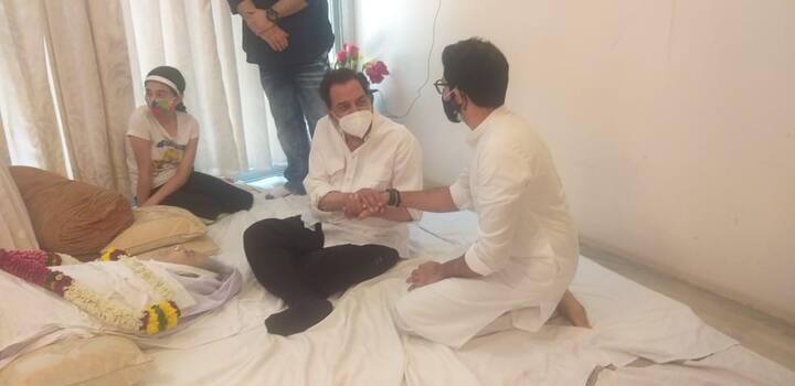आदित्य ठाकरे ने वहां मौजूद लोगों से बात की और सांत्वना दी.
