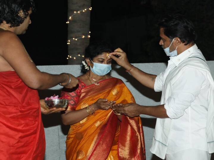 ஆஞ்சநேயர் அமர்ந்த நிலையில் காட்சி கொடுக்கிறார். ஒரே கல்லில் செய்யப்பட்ட இந்தத் திருமேனி 28 அடி உயரமும் 17 அடி அகலமும் கொண்டது.