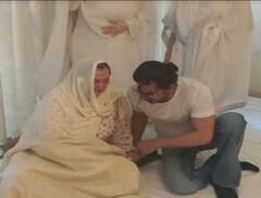 Dilip Kumar के पार्थिव शरीर के पास रोती हुईं Saira Banu का दुख साझा करते दिखे Shahrukh Khan, देखें तस्वीरें