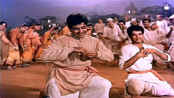 गंगा जमुना (1961) इस फिल्म में उनके साथ वैजयंती माला ने काम किया है. कहानी में गंगा जमुना विधवा मां के दो बेटे हैं. गंगा मां के साथ जमीदार के यहां काम करता है तो वहीं जमुना शहर जाकर पढ़ाई करता है और बाद में पुलिस अफसर बन जात है.