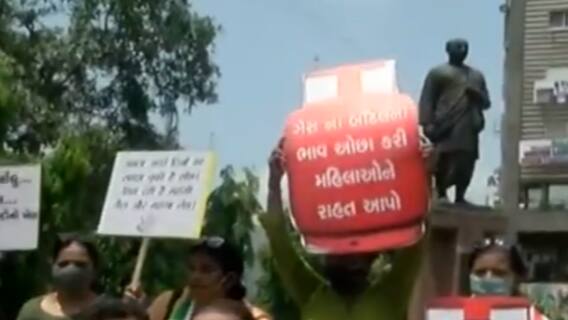 વડોદરામાં ડેરીડેન સર્કલ પર કોંગ્રેસનું પ્રદર્શન, રાંધણ ગેસના વધતાં જતા ભાવ મુદ્દે વિરોધ