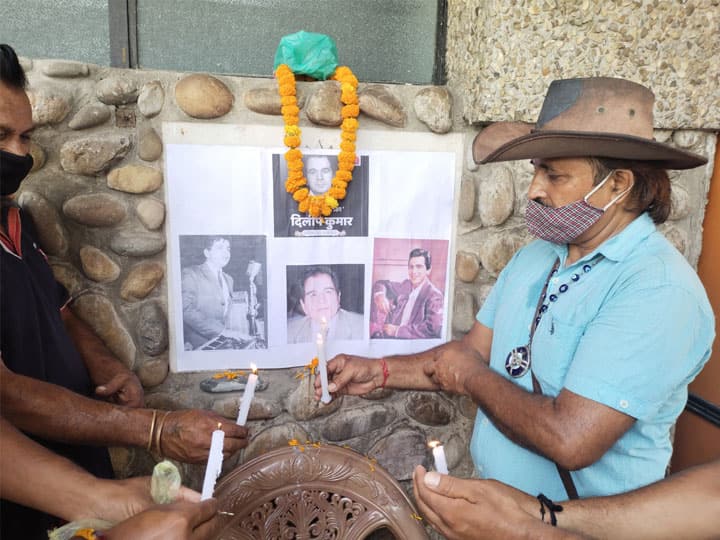 Dilip Kumar Death: दिलीप कुमार के निधन से गम में डूबा देश, जम्मू में कलाकारों ने दी श्रद्धांजलि