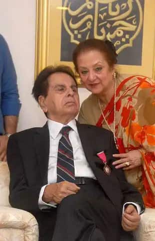 स्वतः सायरा यांनी एका मुलाखतीत म्हटले होते की जेव्हा त्या लंडनमध्ये शिक्षण घेत होत्या तेव्हा त्या 9 वर्षांच्या होत्या. या वयात दिलीपकुमार यांचे चित्रपट पाहून सायरा त्यांच्या प्रेमात पडल्या. तेव्हाच तिने ठरवलं होतं की त्यांना श्रीमती दिलीप कुमार व्हायचं आहे.