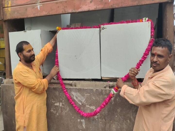 अयोध्या पहुंची राम मंदिर की नींव में लगने वाले पत्थरों की पहली खेप, संतों ने की पुष्प वर्षा Red stones for construction of Ram Mandir arrive in Ayodhya uttar pradesh ann अयोध्या पहुंची राम मंदिर की नींव में लगने वाले पत्थरों की पहली खेप, संतों ने की पुष्प वर्षा