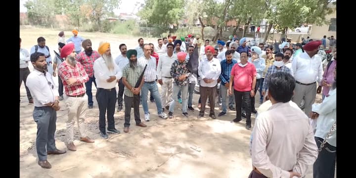 ਉਨ੍ਹਾਂ ਕਿਹਾ ਕਿ ਅਸੀਂ ਫਿਰ ਵੀ ਐਤਵਾਰ ਤੱਕ ਦਾ ਸਮਾਂ ਸਰਕਾਰ ਨੂੰ ਦੇ ਰਹੇ ਹਾਂ ਜੇ ਐਤਵਾਰ ਤੱਕ ਸਾਡੀਆਂ ਮੰਗਾਂ ਨਾ ਮੰਨੀਆਂ ਗਈਆਂ ਤਾਂ ਸੂਬਾ ਪੱਧਰੀ ਮੀਟਿੰਗ ਕਰਕੇ ਅਗਲੀ ਰਣਨੀਤੀ ਅਲਾਪੀ ਜਾਏਗੀ।