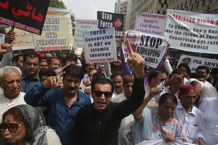 VHP activists protesting atrocities against Hindus in Pakistan in Mumbai पाक हिंदुओं ने दी 1 अगस्त को सिंध विधानसभा में विरोध की चेतावनी, जानिए मामला