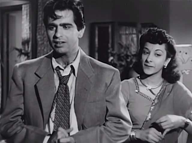 अंदाज (1949) ‘अंदाज’ में दिलीप कुमार के साथ नरगिस लीड रोल में थी. ये कहानी नीना नाम की एक ऐसी बिगड़ैल अमीर लड़की कहानी है जिसकी दोस्ती साधारण लड़के दिलीप कुमार यानी कुक्कू से हो जाती है, दिलीप इसे प्यार समझने लगते हैं लेकिन उन्हें उस वक्त धक्का लगता है जब उनकी शादी राजन यानी राजकपूर से हो जाती है.