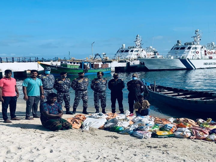 Tons of seaweed and gutka were caught causing a stir மண்டபத்தில் 2.5 கடல் அட்டை; காரைக்குடியில் 1 டன் குட்கா’ சிக்கியது எப்படி !