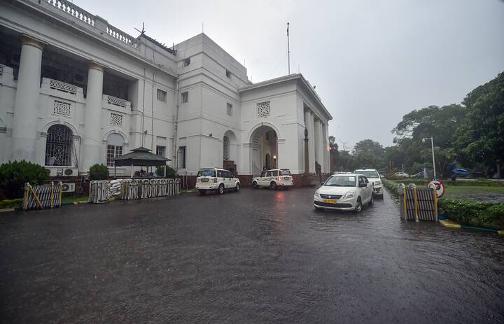 দুপুরেই নামল রাতের আঁধার। কলকাতা জুড়ে আকাশ কালো করে মেঘ, সঙ্গে তুমুল বৃষ্টি।