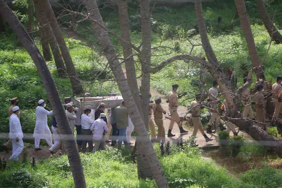 पत्नी सायरा बानो देखील स्मशानभूमीत उपस्थित होत्या. जड अंतःकरणाने त्यांनी पतीला अखेरचा निरोप दिला. (All PICS Credit: Manav Manglani)