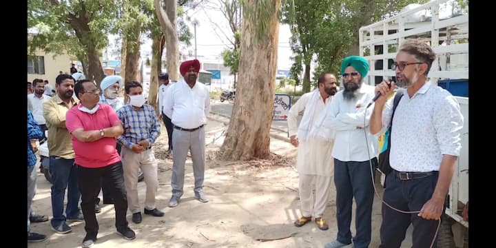 ਰੋਸ ਵਜੋਂ ਅੱਜ ਮੋਟਰਸਾਈਕਲ ਰੈਲੀ ਦਾ ਆਗਾਜ਼ ਕੀਤਾ ਗਿਆ ਤੇ ਜੇ ਅੱਜ ਸ਼ਾਮ ਤੱਕ ਸਰਕਾਰ ਨੇ ਸਾਡੀਆਂ ਮੰਗਾਂ ਨਾ ਮੰਨੀਆਂ ਤਾਂ 8 ਤੇ 9 ਤਾਰੀਖ ਨੂੰ ਸਮੁੱਚਾ ਮਨਿਸਟਰੀਅਲ ਸਟਾਫ ਪੈੱਨ ਡਾਊਨ ਸਟਰਾਈਕ ਤੇ ਰਹੇਗਾ।