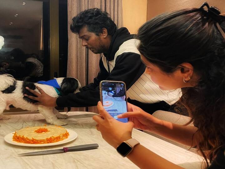 தனது முதல் ஷார்ட் பிலிம் முகப்புத்தகம் வெளியீட்டின் பொழுது தான் முதன் முதலில் நடிகை ப்ரியாவை அட்லீ சந்தித்தார்