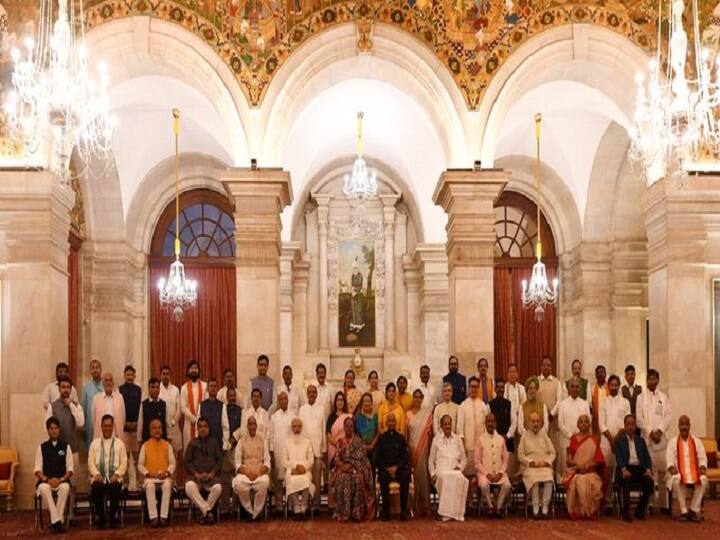 Modi cabinet expansion and reshuffle know who got promotion who have resigned 43 ministers take oath Modi cabinet expansion: मोदी कैबिनेट में किसे मिला प्रमोशन, किसकी हुई छुट्टी, ये हैं शपथ लेने वाले 43 मंत्री