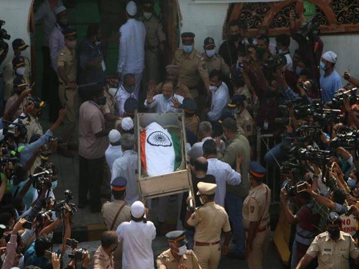 Dilip Kumar Funeral: तिरंगे में लिपटकर कब्रिस्तान पहुंचे Dilip Kumar हुए सुपुर्द-ए-खाक, राजकीय सम्मान से दी गई अंतिम विदाई