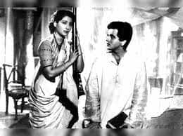 देवदास (1955) ये फिल्म शरत चन्द्र चट्टोपाध्याय के लोकप्रिय उपन्यास पर आधारित थी. फिल्म में ‘देवदास’ के किरदार में दिलीप कुमार ने अपनी एक्टिंग से जान डाल दी. देवदास एक ऐसा किरदार है जो अपनी प्रेमिका पारो की याद में तड़पते हुए शराबी बन जाता है और फिर चन्द्रमुखी के कोठे तक पहुंच जाता है.