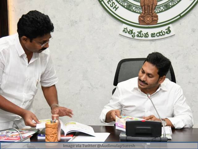 జూలై 15 నుంచి ఆగస్టు 15వ తేదీ వరకు వర్క్ బుక్స్పై టీచర్లకు శిక్షణ ఉంటుందని రాష్ట్ర విద్యా శాఖ మంత్రి ఆదిమూలపు సురేష్ వెల్లడించారు. సీఎం జగన్ మోహన్ రెడ్డి ఆధ్వర్యంలో జరిగిన సమీక్షలో ఈ నిర్ణయం తీసుకున్నారు. ఆగస్టు మొదటి వారం కల్లా పాఠశాలల్లో పెండింగ్లో ఉన్న నాడు-నేడు పనులను పూర్తి చేయాలని సీఎం జగన్ ఆదేశించారు.