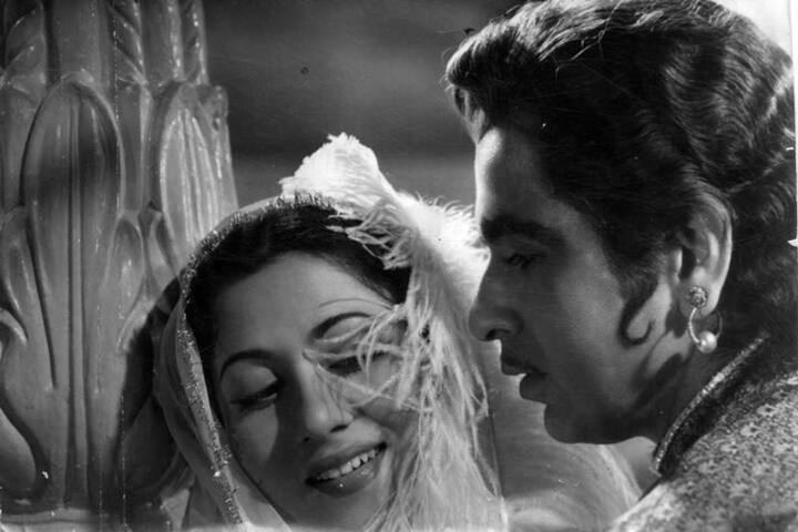 'అనార్కలి' సినిమాలో సెట్స్ లో నటి మధుబాలతో దిలీప్ కుమార్ రొమాంటిక్ స్టిల్ 