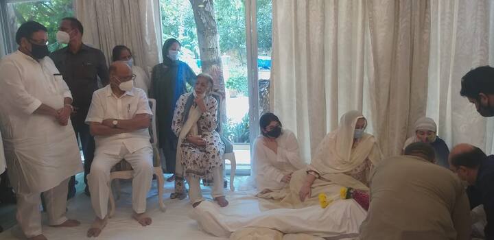 उद्धव ठाकरे ने दिलीप कुमार की पत्नी सायरा बानो से भी मुलाकात कर उन्हें दिलासा दिया.