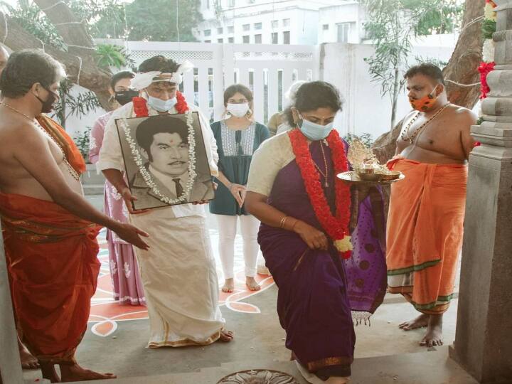 கோயில் கும்பாபிஷேகத்தை ஒட்டி நடைபெற்ற விசேஷ பூஜைகளில் வெகு சிலரே கலந்துகொண்டனர்.